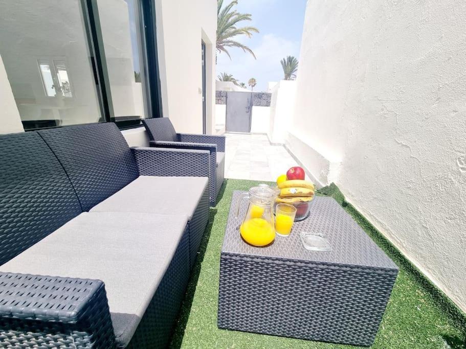 Pequeno Bungalow Firt Line Of The Sea Costa Teguise Extérieur photo