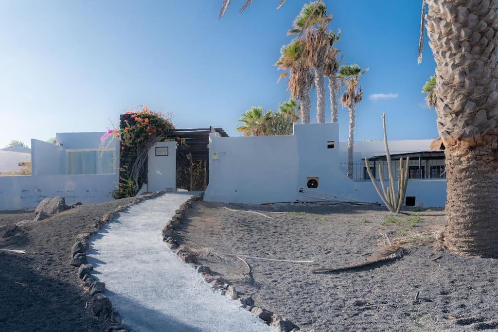 Pequeno Bungalow Firt Line Of The Sea Costa Teguise Extérieur photo